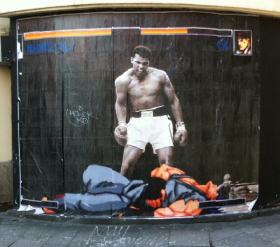 Paris-Rue-Saint-Denis-Street-Fighter-Muhammad-Ali